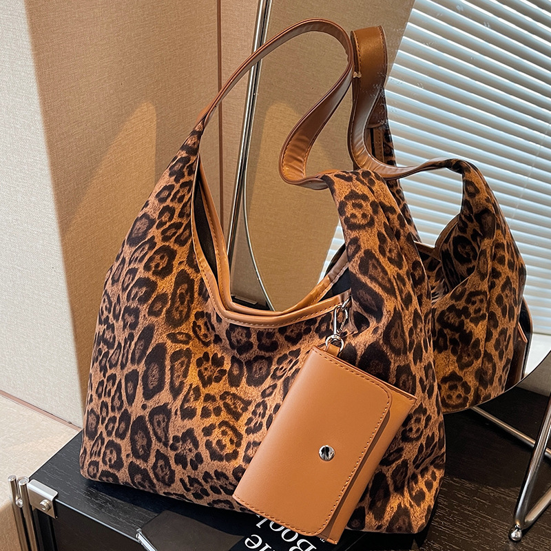 Free shipping designer Large Capacity Bag for Women 2025 Summer New Single Shoulder Bag Retro Stylish Leopard Print Commuter Textured Tote Bag
