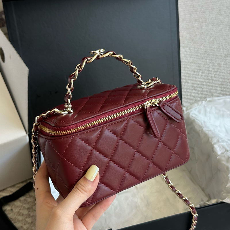 Women Luxury Square Makeup Bag Cases with Letters Decoration Handle Quilted Leather Golden Hardware Matelasse Chain Cosmetic Bags Cross Card Handbag