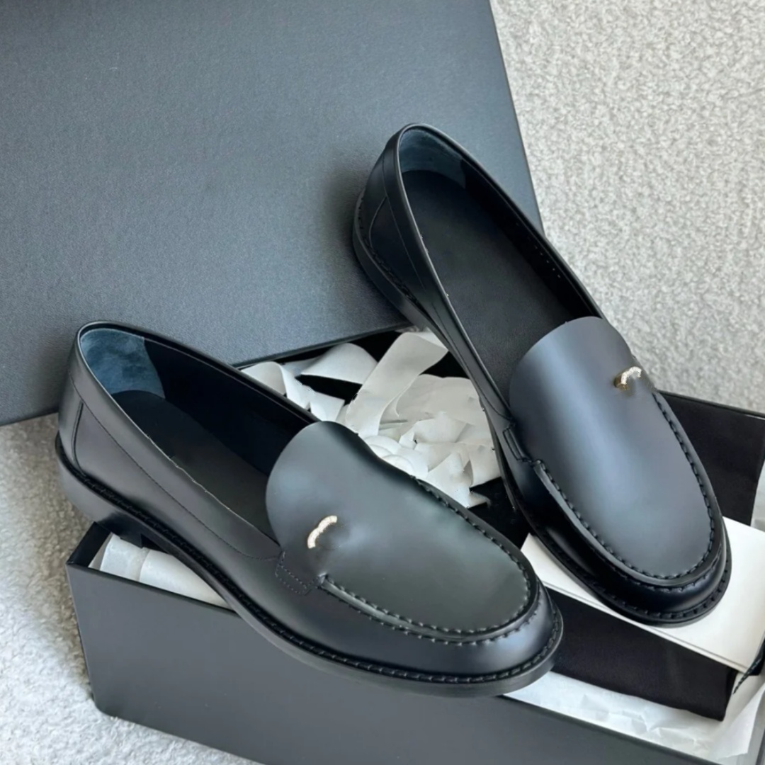Luxury Designer Sandal Woman Prom Dress shoe Black white Patent Leather Loafer moccasin mule Flat shoe Outdoor scuffers Buckle casual blazer mary ja