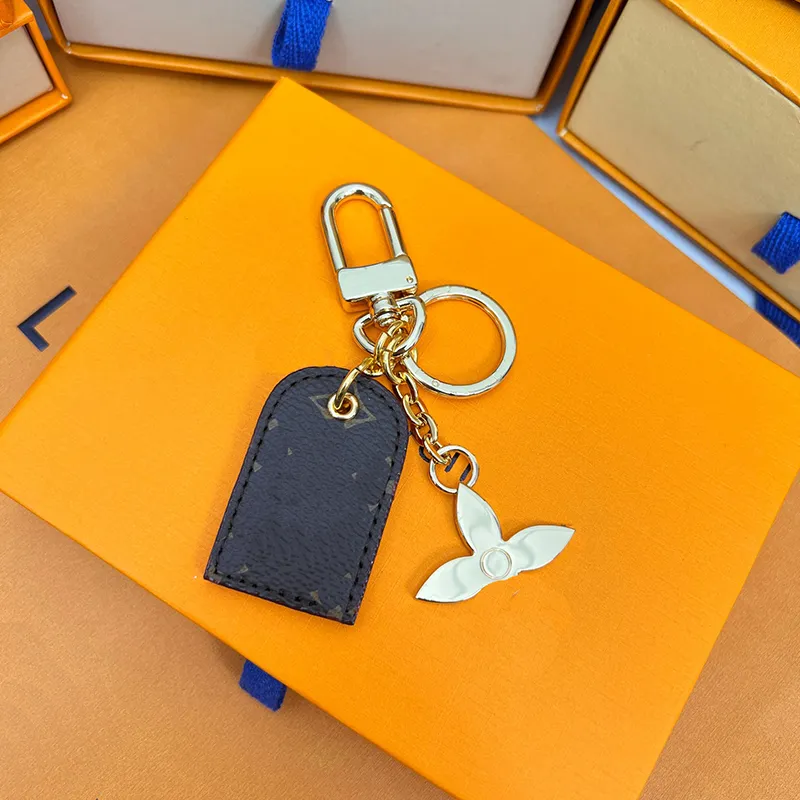 Designer Keychain for Women Ladies Bag Charm Fashion Pendant Mens Car Keychains Chessboard Pattern Leather Key Chains Metal Material Simple Fashion