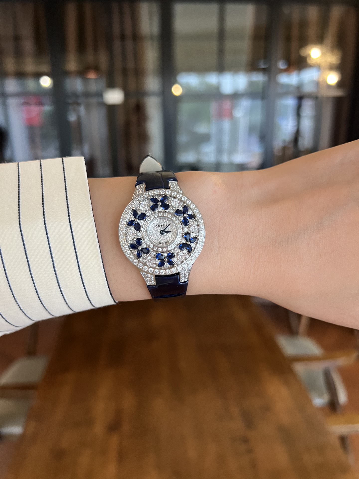 Adita Classic Butterfly 32 Watch Swiss Quartz Swiss Quartz Mouvement avec cadran en diamant et saphir, bracelet en cuir crocodile