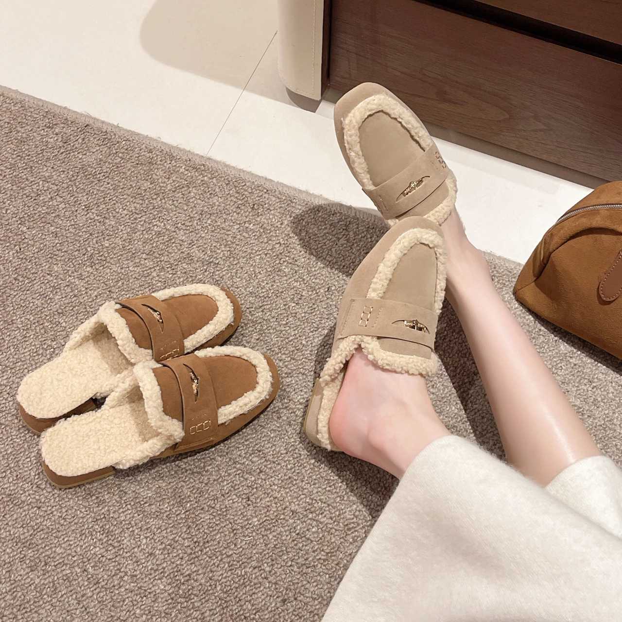 Fashion Warm Plush Flat Slippers in Autumn and Winter 2025 The Pickup Fleece Retro Low Heel Leisure and Comfortable Baotou Tow Z250929