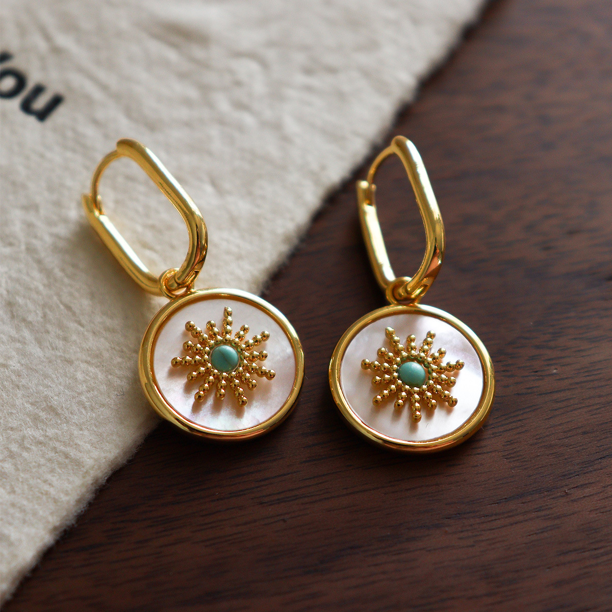 Retro Exquisite Shell Natural Stone Earrings Light Luxury High-end Feel One-piece Multi-wear Earrings for Women with Unique Design