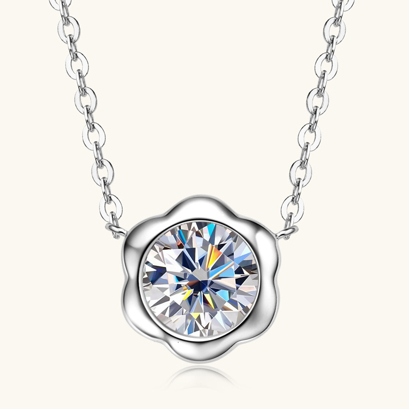 Designer necklace New Fresh Petal Moissanite Necklace for Women Fashionable Versatile Collarbone Chain S925 Sterling Silver Pendant