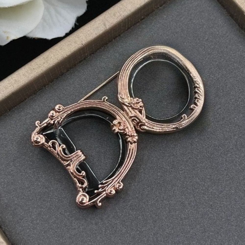 Luxury Brooch Vintage Brass Material Classic Design Brooch 18k Gold Letter Pin Neutral Fashion Exquisite Jewelry Accessories-image-1079480451