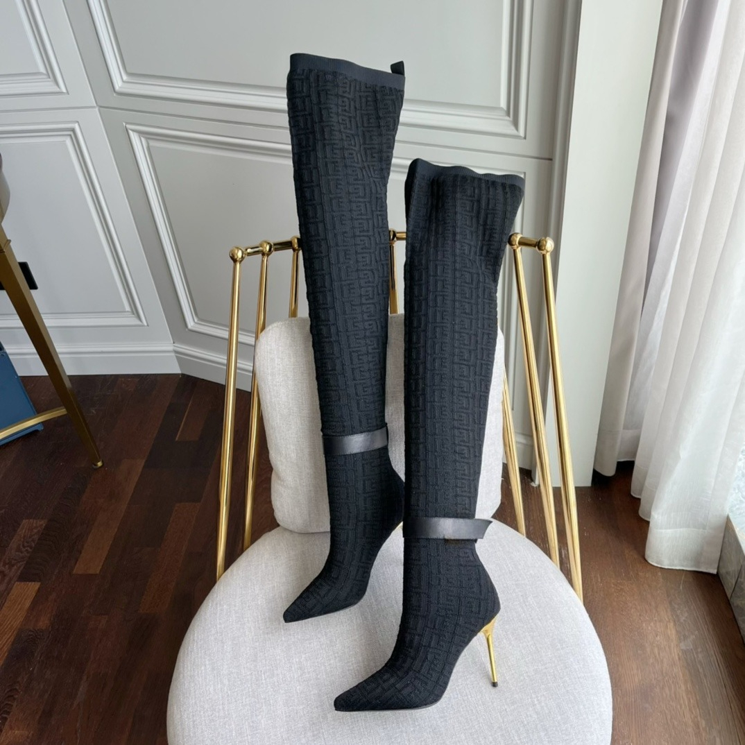 Bottes au-dessus du genou en daim strech de 95 mm avec logo Skye en tricot cuissardes hautes à bout pointu et talon aiguille Runway chaussures de