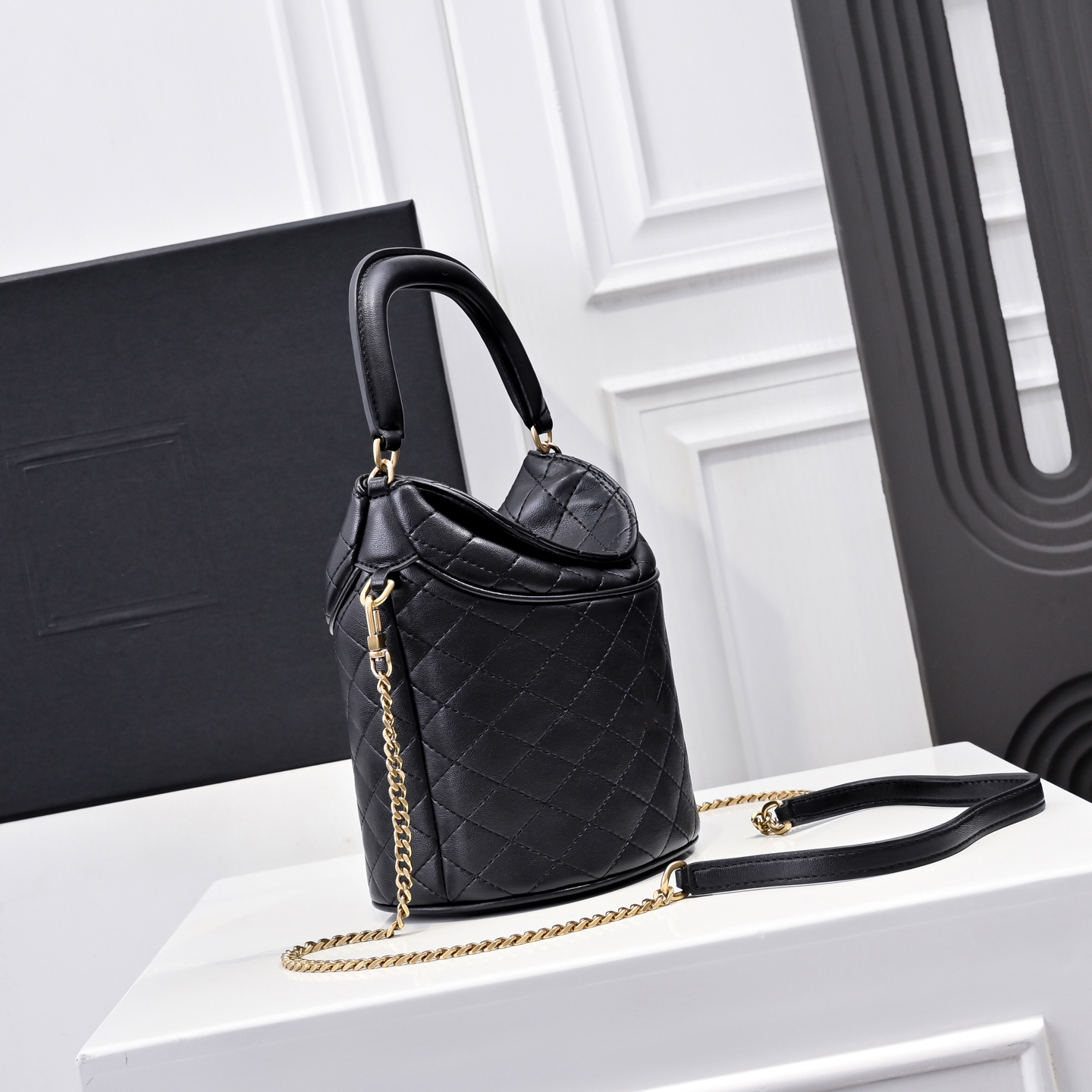 10Un cuir vintage de créateur de haute qualité, le best-seller de la saison.Une chaîne réglable qui se transforme en sac seau fashion