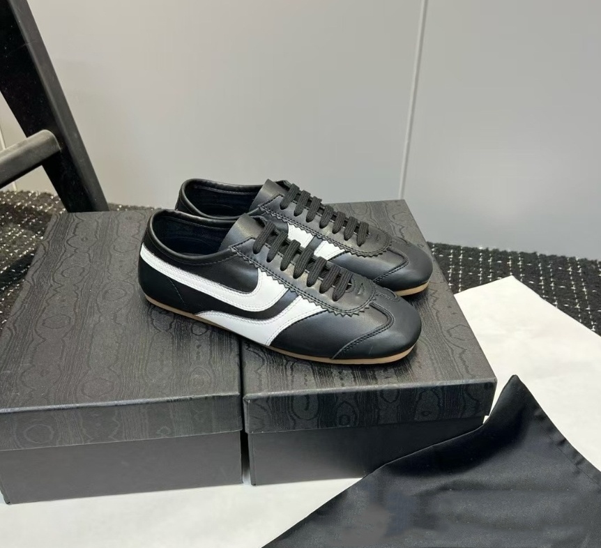 New Flat Casual Shoes Loafers Women Round Toe Lace Up Luxury Men Shoes Running Couple Designer Shoes Cow Suede Unisex Vintage Sneakers Size 35-45