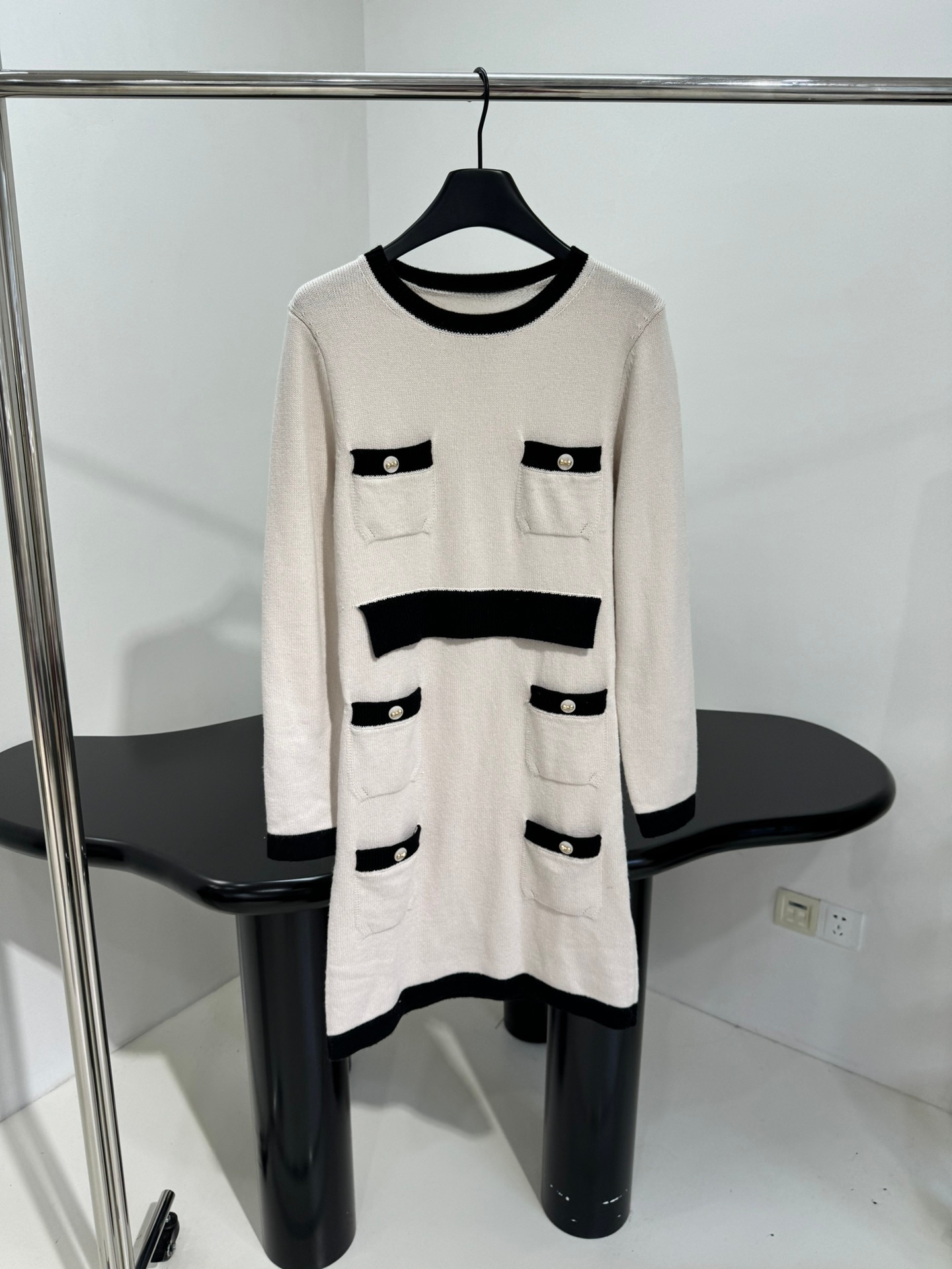 2026 European Designer N18 Autumn/Winter New Product: A Contrastive Cashmere Blended Dress