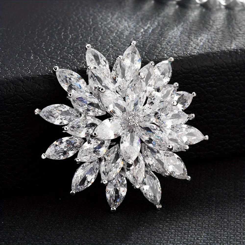 Highgrade Light Luxury Clothing Pins Highend Suit Brooches Zircon Snowe Clothing Accories Gifts for Family MbersW251018-image-1080522712