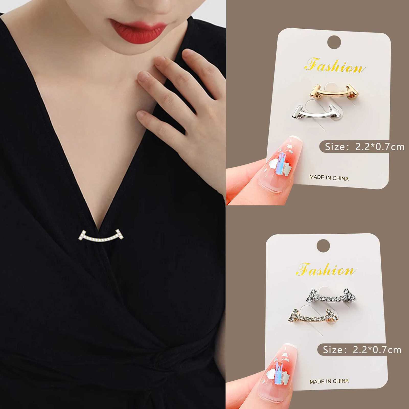 Personality Face Metal Brooch Anti Exposure Vneck Bucks Accories Versati Small Brooch Pin Coat Buttons OrnamentsW251018-image-1080522490