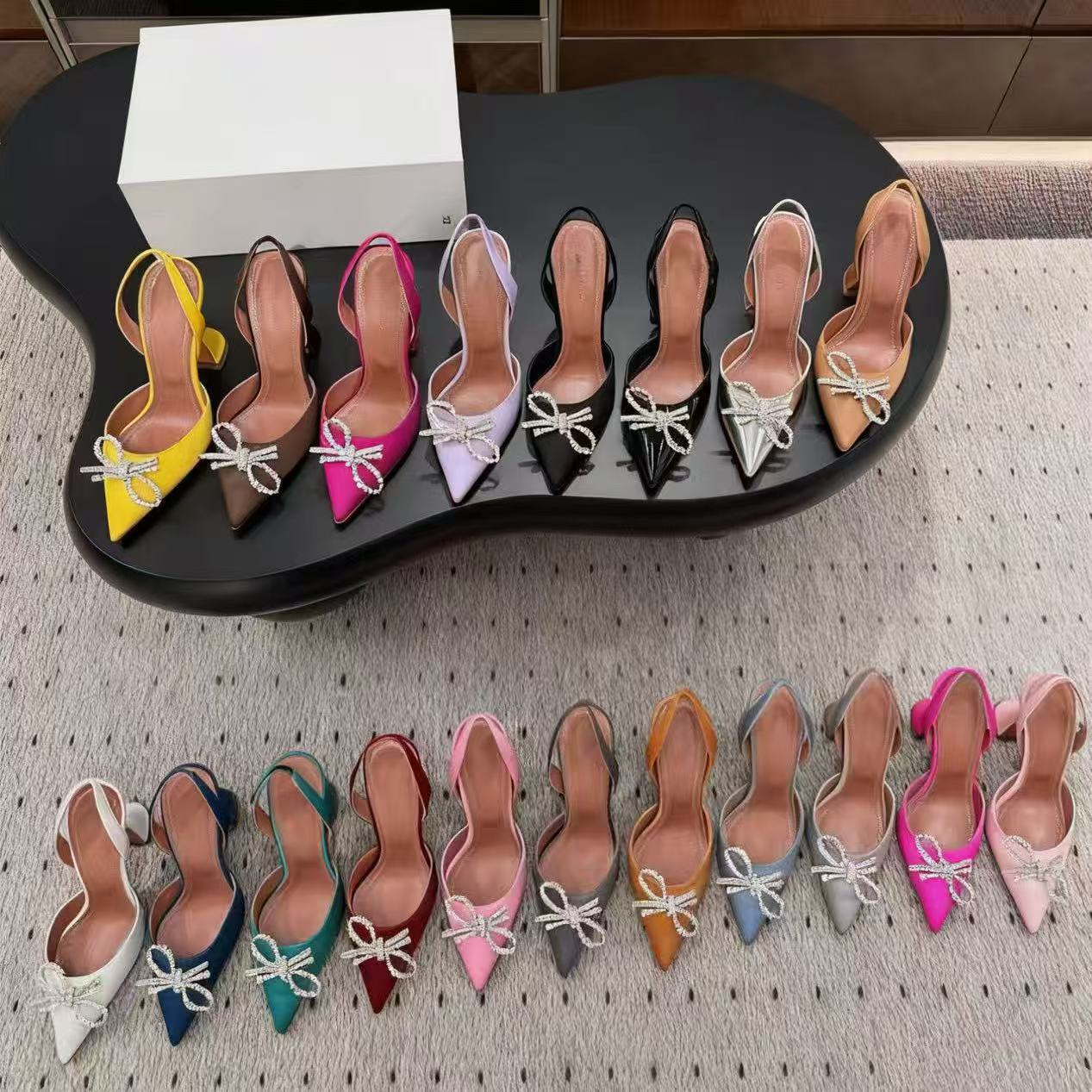 Talons de créateurs Boucle ornée de cristaux Pompes Chaussures Bobine Talons Sandales Robe de luxe pour femmes Soirée Slingback Sandale Chaussure