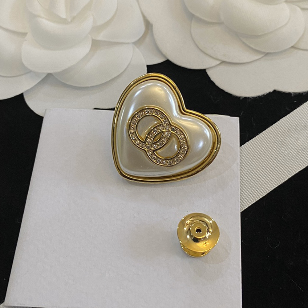 Luxury Heart Designer Brooches Mens Womens Round Letter Brooche Copper Brass Material Sweater Suit Brought Pin Clothing Fashion Jewelry Accessories