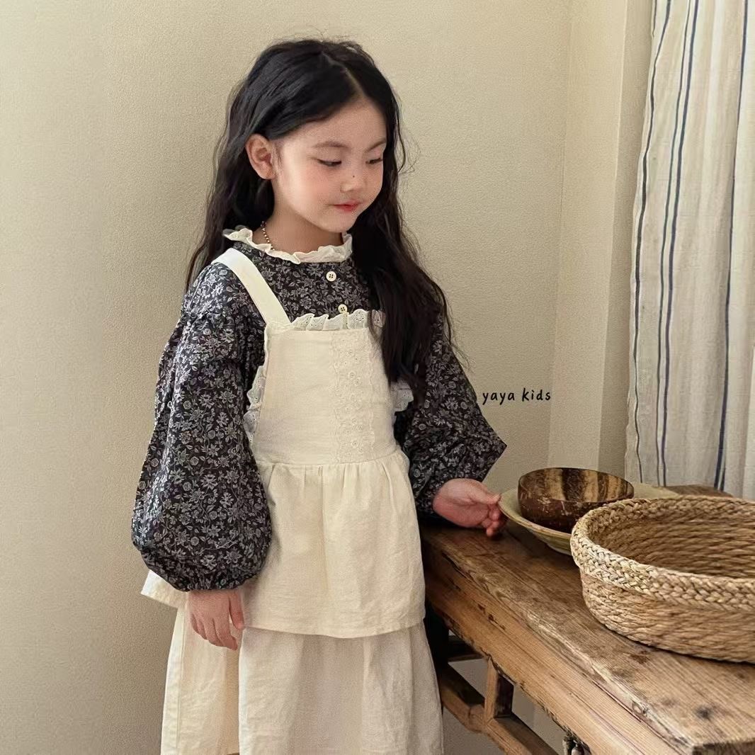 D706 New autumn style girls&#039; puff sleeve floral shirt, children&#039;s Korean style heavy embroidery lace suspender skirt two-piece set-image-1084900103
