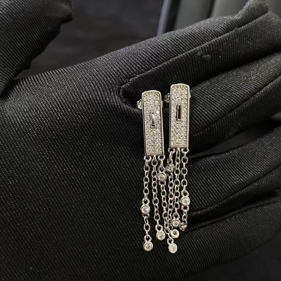 newdesigner earrings Fashionable Jewelry: Elegant Designer Ear Studs for Ladies Featuring a Shiny Diamond Pendant earings earring jewelry