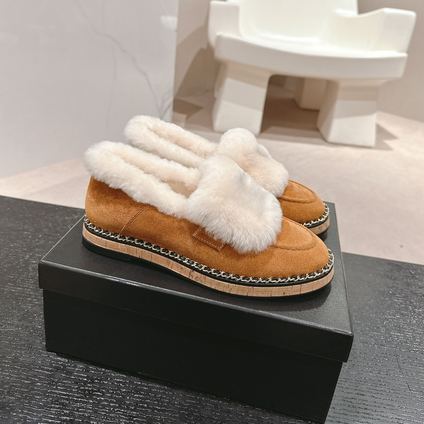 Suede Furry Slip On Loafers Chains embellished Luxury designer women round toe flat fur loafers Warm fall winter snow boots Leather sole Factory foo
