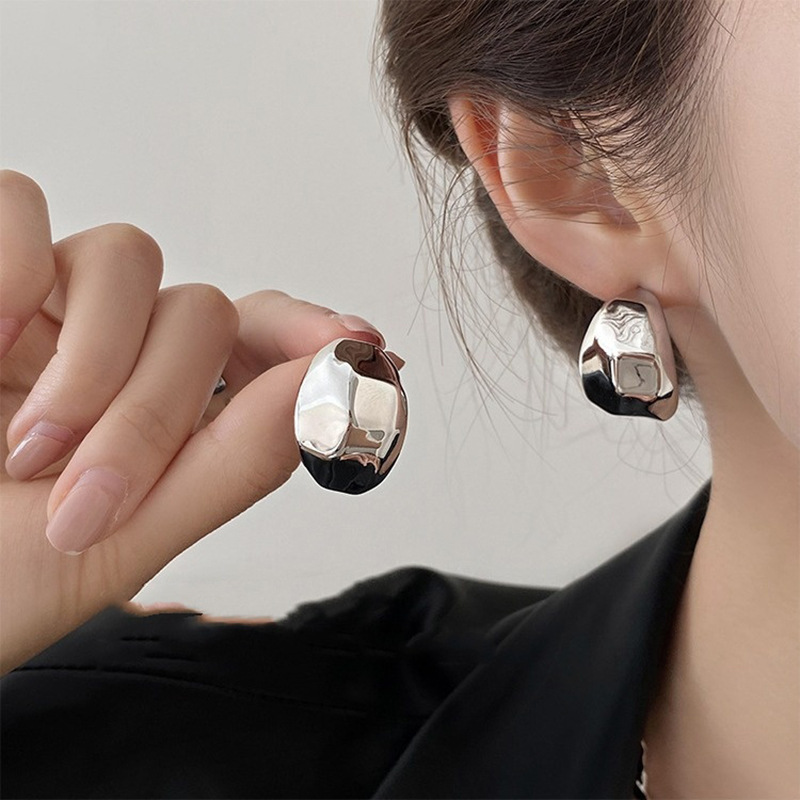Sier Needle Metal Geometric Faceted C-shaped Minimalist Style Niche Trend Earrings Light Design Sense Ear Jewelry-image-1081800121