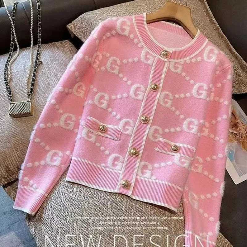 Luxury Pink Knitted Cardigan Women Sweater Autumn Winter Coat Letter Long Sleeve Short Tops Design Trend Womens Clothing NewT251028