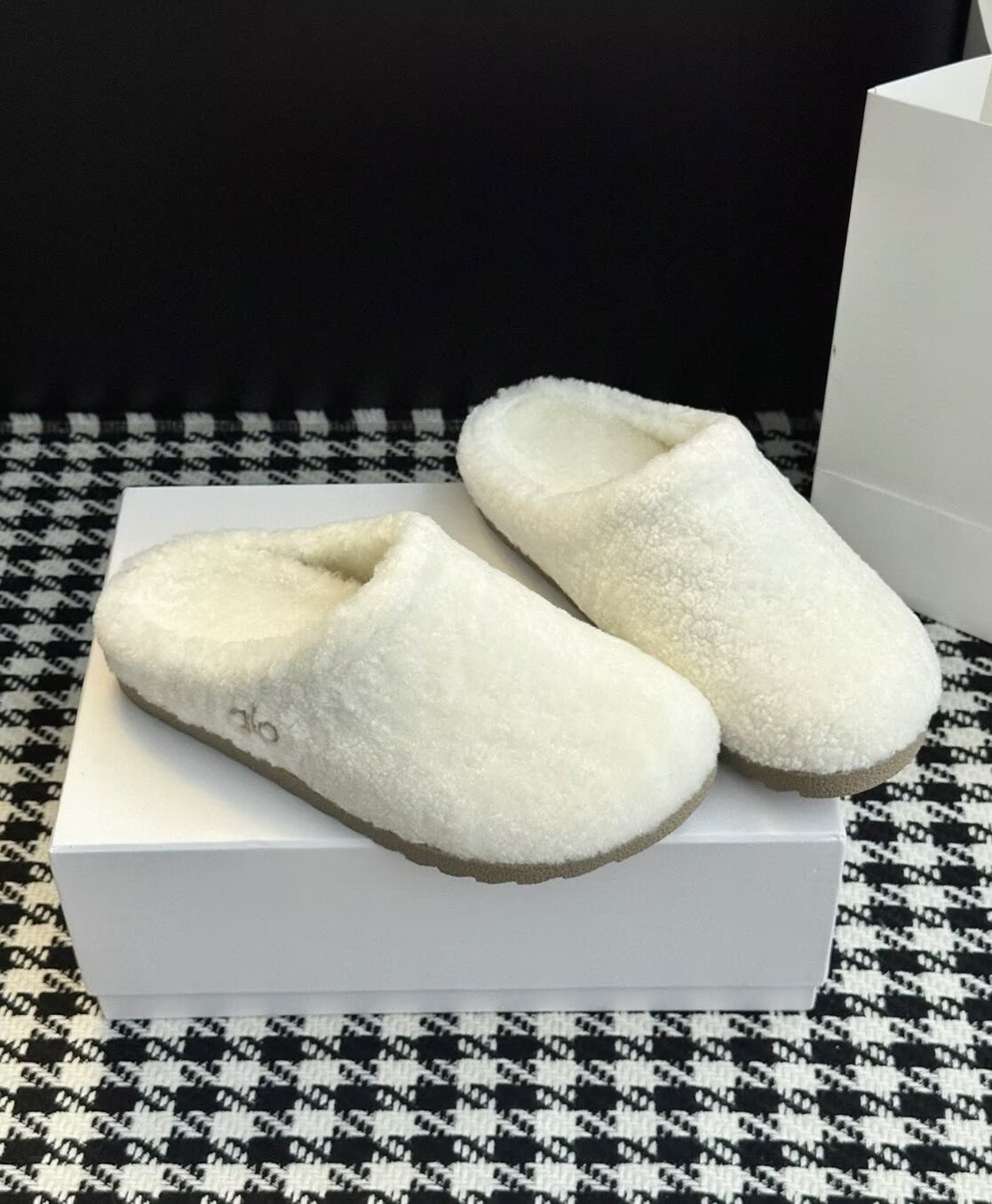 Winter Luxury Women Sherpa Recovery Slippers Shoes Cloud-like Sole Ultra-soft Wear Faux Fur Lining Slip-Resistant Rubber Sole Lady Comfort Warm Walk