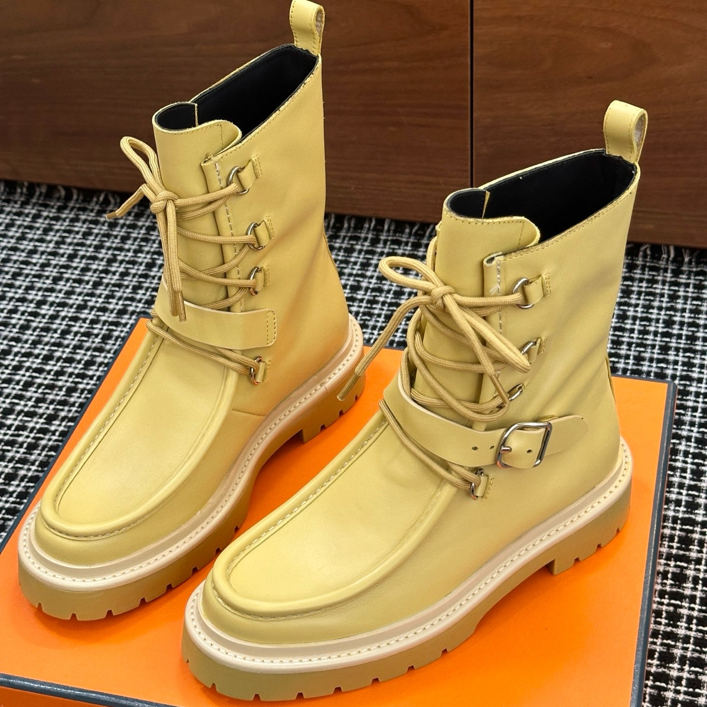 New women Land ankle boots Fashion booties Martin Boots Almond Shaped Toes Lace Up Chunky heel Luxury designer Genuine cold Booties heeled shoes Fac