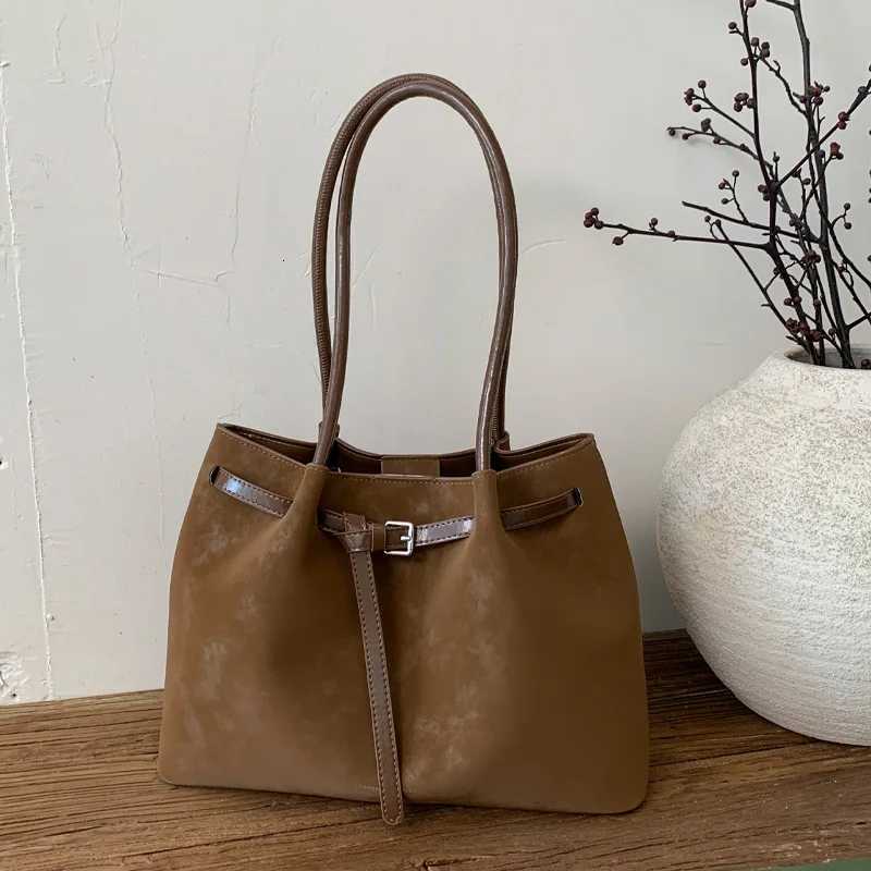 Vintage Solid Color PU Leather Tote Bag for Women Lightweight Large Capacity with Zipper Closure for Commuting and Daily UseXJ251031