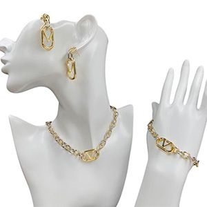 Bracciale, orecchini e collana