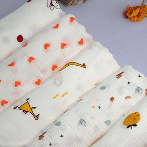 Stof 135 cm x50 cm Hoge kwaliteit zacht katoenen bedrukte dubbele laag crêpe baby speeksel handdoek huishoudelijke kleding kinderen pyjama fabric p230506