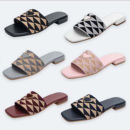 Tobogán de tela bordada Mujeres zapatillas Diseñadoras Metálicas Sandalias de tobogán Carta P Triángulo de sandalia Tisos gruesos Fashion Summer Beach Tacón bajo talla 36-42