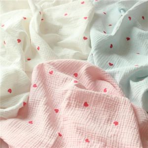 Tissu doux coeur imprimé coton couture tissu crêpe Double couche gaze tissu saint valentin bricolage serviette matériel 100*135 cm patchwork
