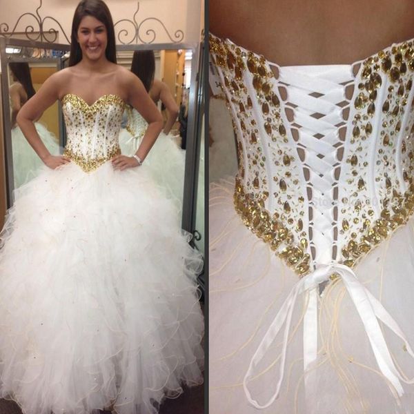 Favolosi abiti Quinceanera in oro e bianco Cristalli Sweetheart Top senza maniche Corsetto Indietro Prom Abiti da festa Gonna con volant Custom Made