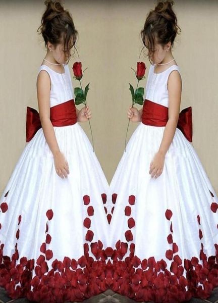 Fabuleuse robe de mariée junior fille longue blanche et rouge foncé bordeaux robes de fille de fleur 039s avec pétales de ceinture d'arc surdimensionnés Floor8368018337