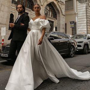 Fabuleux robes de mariée plissées robes de mariée fendues sur le côté décolleté en cœur avec manches courtes une ligne balayage train Satin robe de Novia