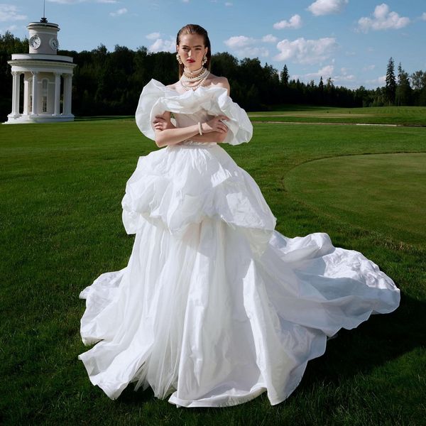 Fabulosos vestidos de boda en niveles fuera del hombro. Vestidos de novia con alza un tren de barrido de tafetán Vestido de Novia 415