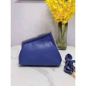 Usine 50% de réduction sur les sacs à main de marque promotionnels pour femmes Sac à clip en métal pour femmes Nouveaux sacs à bandoulière simples à la mode