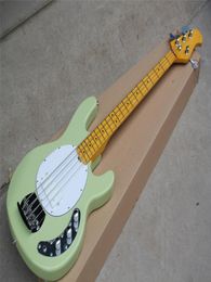 Guitare basse électrique à corps vert à 4 cordes personnalisée en usine avec manche jauneMatériel chroméPickguard blancTouche en érableoffre 4627610