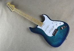 Guitare électrique à corps bleu personnalisée en usine avec Pickguard d'écriture, micros 3S, matériel chromé, offrant des services personnalisés