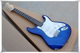 Corps bleu de guitare électrique personnalisé en usine avec matériel chromé Pickguard d'écriture, manche en érable peut être personnalisé selon vos demandes