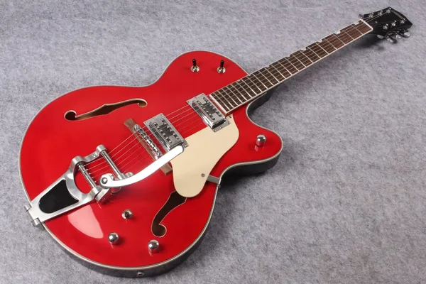 Guitare électrique rouge creuse personnalisée en usine avec matériel chromé, système Tremolo, Pickguard crème, peut être personnalisée