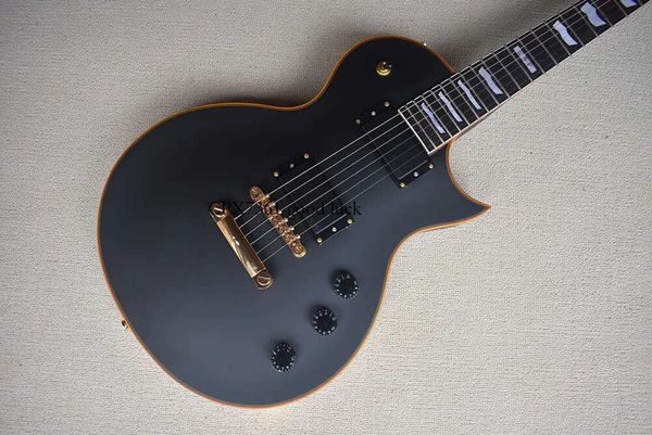 Guitarra eléctrica negra mate personalizada de fábrica con encuadernación amarilla y cuello Gol Harwares Incrustación de traste de perla blanca Rosewoo Fretboar Pastillas activas pueden ser