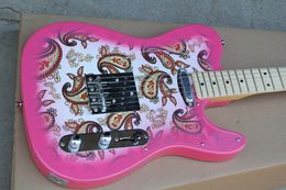 Guitarra eléctrica rosa personalizada de fábrica con cuerpo de patrón de flores, diapasón de arce, golpeador transparente, herrajes cromados, se puede personalizar