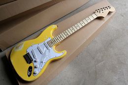 Se puede personalizar la guitarra eléctrica del cuerpo amarillo retro personalizado de fábrica con cuello ranurado, camionetas 3s, timbre blanco, hardware cromado.