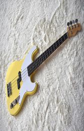 Guitare basse électrique jaune 4 cordes personnalisée en usine avec touche en palissandreMatériel chroméPickguard blancIncrustation de frettes Dots Cu9636829