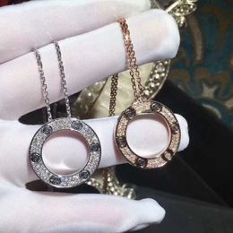 Ventes directes d'usine reproductions officielles en laiton doré 18 carats pendentif colliers dames populaire style classique amour série choc bijoux cadeau pour petite amie