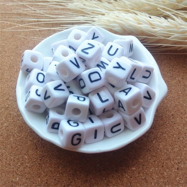 Vente directe d'usine 550PCS / lot mixte A-Z 10 * 10MM blanc avec impression noire en plastique acrylique carré cube alphabet lettre perles Y200730