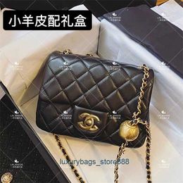 Factory handtassen worden online geëxporteerd Xiaoxiangjia's klassieke vierkante dikke kleine gouden ballbag 2023 Nieuwe lamb rhombus enkele schouder msengerketting
