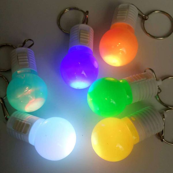 Fábrica caliente LED colorido flash llavero luz intermitente bombilla colgante actividades prácticas creativas pequeños regalos de juguete