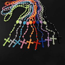 Usine multicolore chapelets bas en perles de chapelet en plastique foncé lumineux collier noctilucent catholicisme prière bijoux religieux L230704