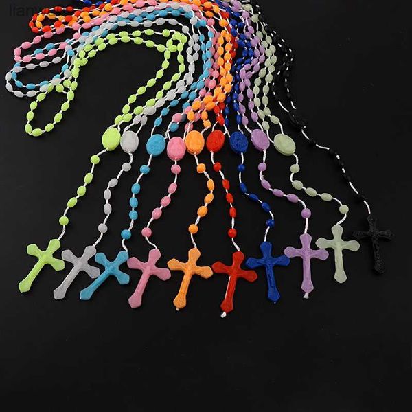 Rosarios multicolores de fábrica bajos en cuentas de rosario de plástico oscuro Collar noctilucente luminoso Catolicismo Oración Joyería religiosa L230704