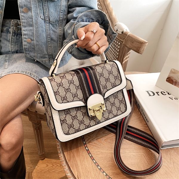 Bolsa de venta en línea de fábrica 2022 nueva moda estilo extranjero letra impresa 's solo hombro portátil minoría messenger bag mujeres 89