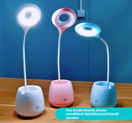 Factory Outlet Nieuwe LED Multifunctionele Bluetooth O Touch Desk Lamp Penhouder Mobiele telefoon Stand Learning Entertainment Speaker Lamp 2pcs A Lots8569943